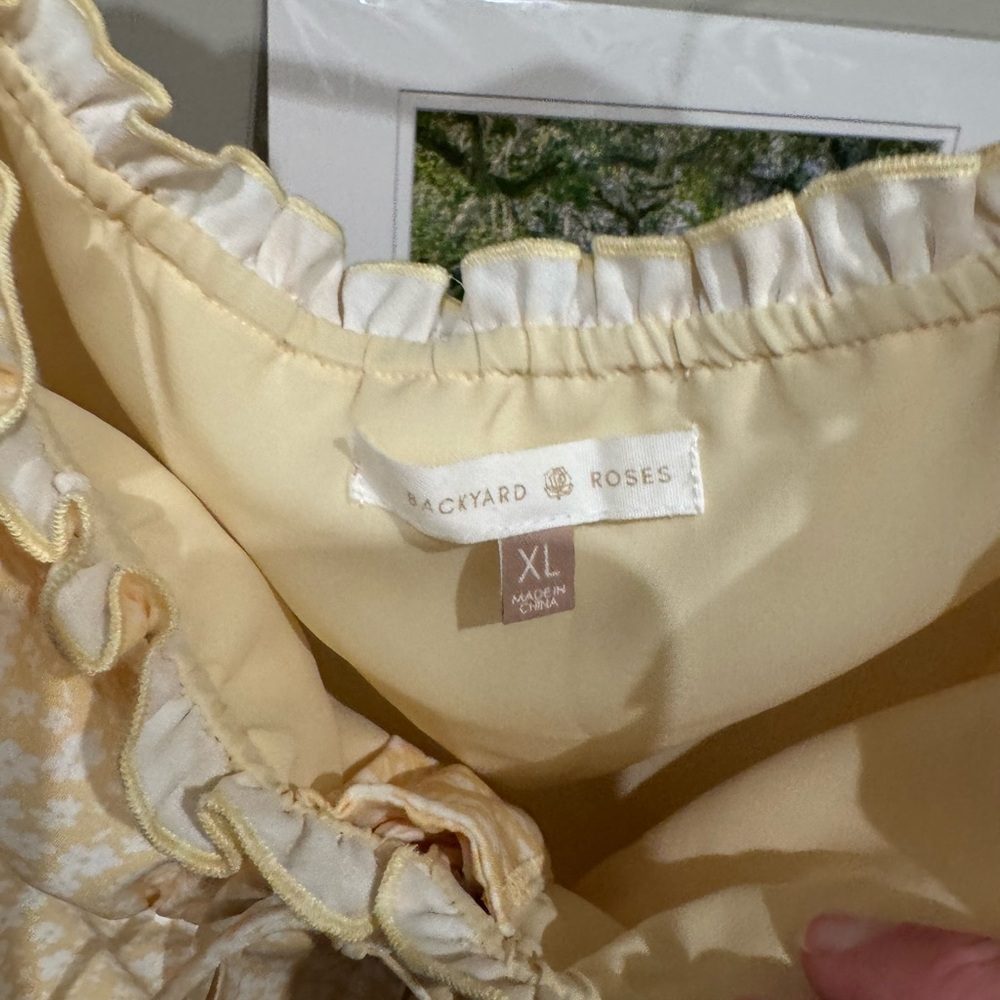 Backyard Roses - Estelle Off-Shoulder Blouse - Picture 6 of 6